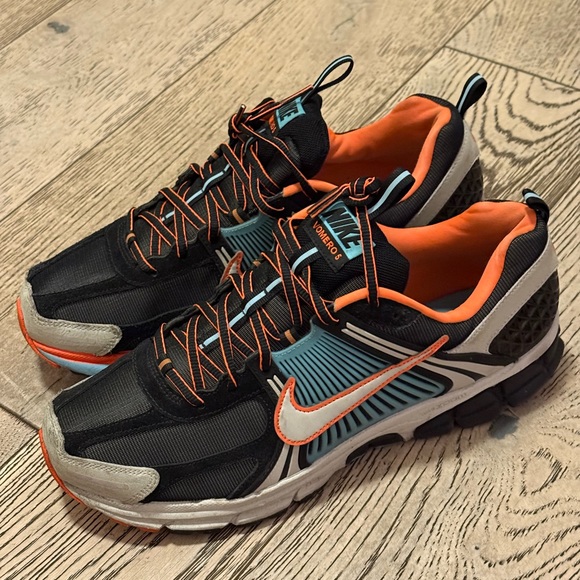 NIKE MEN’S AIR ZOOM VOMERO 5 'BLUE GAZE TOTAL ORANGE' - Picture 8 of 15